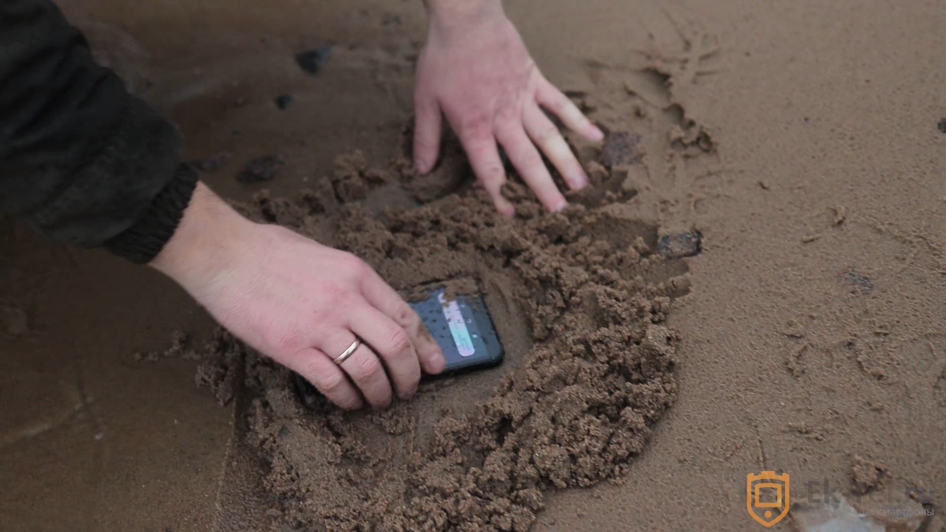 Тестирование смартфонов в песке